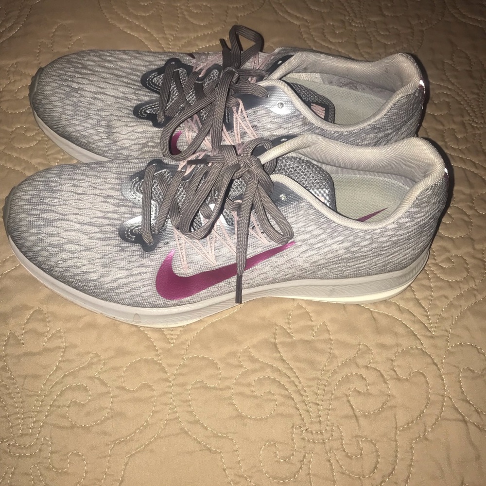 Nike women’s tennis shoe